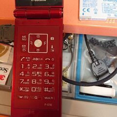 ㊾ ガラケー ① F01-E ほぼ未使用 充電池 別1 充電器 新品 電話 ガラゲー FOMA アンティーク レア DOCOMO シムフリーの画像