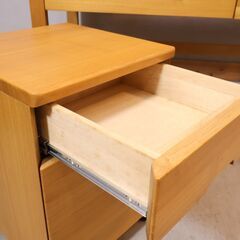 市場家具(ICHIBA)のタモ材を使用したブックシェルフ付き デスク＆ワゴンです。シンプルなデザインとナチュラルな雰囲気はお子様の学習机としてはもちろんリビングや書斎などの事務机としてもおススメです♪の画像