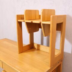市場家具(ICHIBA)のタモ材を使用したブックシェルフ付き デスク＆ワゴンです。シンプルなデザインとナチュラルな雰囲気はお子様の学習机としてはもちろんリビングや書斎などの事務机としてもおススメです♪の画像