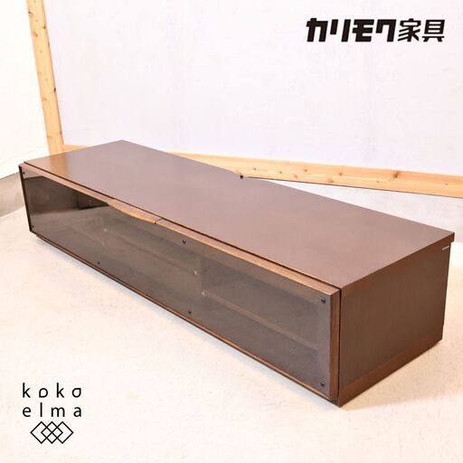 karimoku(カリモク家具)よりワイドタイプのTVボードです。オーク材とガラス扉の落ち着いた色合いがモダンでスタイリッシュ！キャスター付きで収納力もあり使い勝手抜群なAVボードです♪