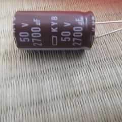 電解コンデンサ　7個入り　５０V　2700 µFです。　EKYB...