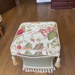 アンティーク調の椅子の画像