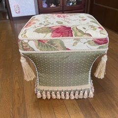 アンティーク調の椅子の画像