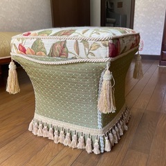 アンティーク調の椅子の画像