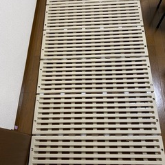 差し上げます。樹脂すのこ折り畳みベッド シングル 軽量 湿気 日...