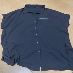 黒のシャツ
