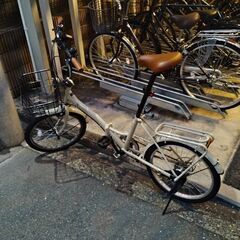 折り畳み自転車にライトとヘルメット