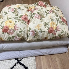 受け渡し決まってます。布団一式(来客用)シングル布団、羽毛布団、各カバー、羽枕の画像