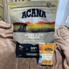 アカナ ライト＆フィットレシピ　2kgおまけ試供品付き