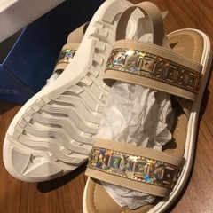 半値以下【新品未使用】サンダル ELLE ベージュ ゴールドの画像