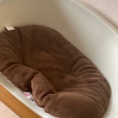 犬猫ウサギ用クッション、寝床、CAINZ、ペットベッド、 約幅56.4cm 奥行39.5cm 高さ23cm ベージュ プラスチックペットベッド Lサイズ 犬 猫 ペットハウス 通年、茶色、ミッキーマウスの画像