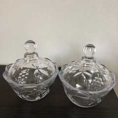 蓋付きガラスの入れ物の画像