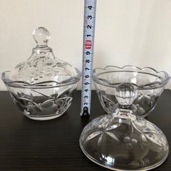 蓋付きガラスの入れ物の画像
