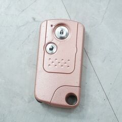 車体色もスマートキーも各部のステッチもピンク♪