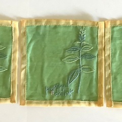 【新品、未使用、美品】コースター　グリーン/黄色　草花刺繍　シンプル　3枚セット　布　花瓶敷　正方形　敷物の画像