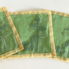 【新品、未使用、美品】コースター　グリーン/黄色　草花刺繍　シンプル　3枚セット　布　花瓶敷　正方形　敷物の画像