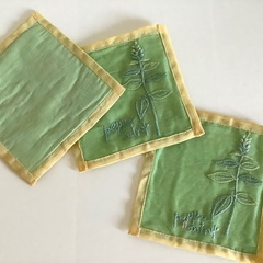 【新品、未使用、美品】コースター　グリーン/黄色　草花刺繍　シンプル　3枚セット　布　花瓶敷　正方形　敷物の画像