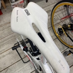 白いロードバイクフレームカーボン
