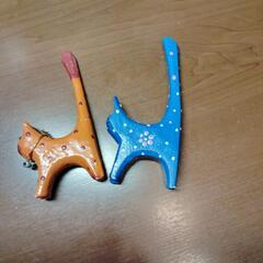 麻布の袋と猫の置物の画像