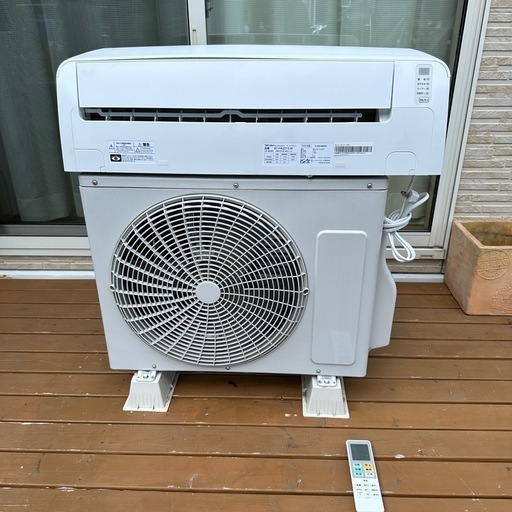 【極美品】2022年製ルームエアコン2.2kW 6〜8畳用