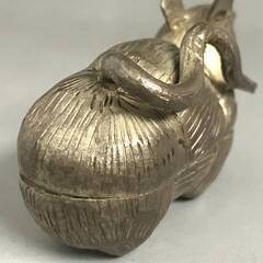 🔷🔶🔷ut30/12 ねずみ 香合 材質不明 シルバー？ 鼠 茶道具 香道具 伝統工芸 彫金 細密彫刻 動物 オブジェ インテリア 銀色○🔷🔶🔷の画像