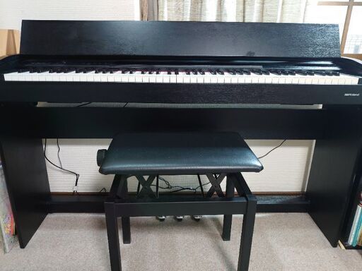 電子ピアノ　Roland F701