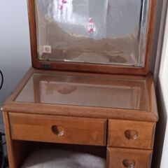ドレッサー、イス付き、取りに来ていただける方限定で無料。