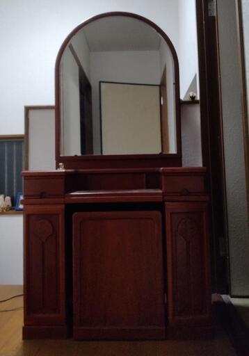 アンティークなドレッサー