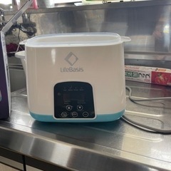 牛乳瓶加温器と滅菌器 とミルクの瓶3つの画像