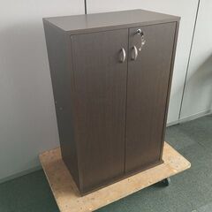 鍵付き木製キャビネット　中棚可動式　収納庫『未使用品！』