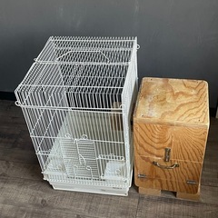 インコの巣箱と鳥かご