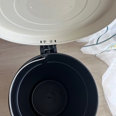 差し上げます！ニトリ　ペダルペールゴミ箱　ホワイトの画像