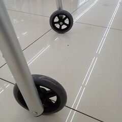 ★ジモティ割あり★  歩行スタンド シルバー H85×D57×W60 クリーニング済み HJ3918の画像