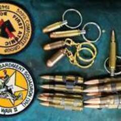 機関銃弾、拳銃弾、それらのキーホルダー、軍用ワッペン、セット販売、機関銃弾はNATO５ｍｍ、 拳銃弾は2種類の口径と弾の仕様 の画像