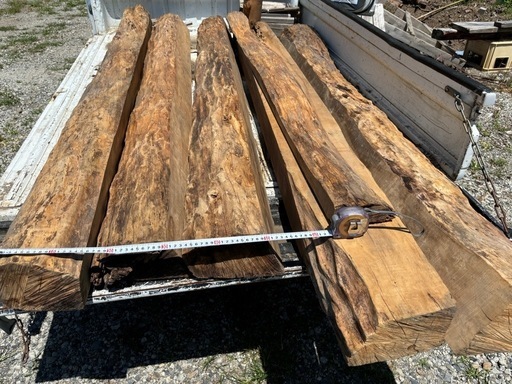 銘木？ゴツゴツ肌木材