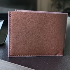 メンズ/レザー調うす型二つ折り財布（新品）ブラウンの画像