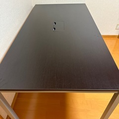 オシャレなブラック8人掛けミーティングテーブルの画像
