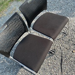 オカムラスタッキングチェア×2 +ミーティングデスクの画像