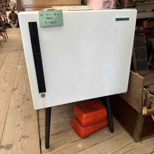 脚付　SANYO 小型冷蔵庫（完動品）　昭和レトロ　畳に似合う