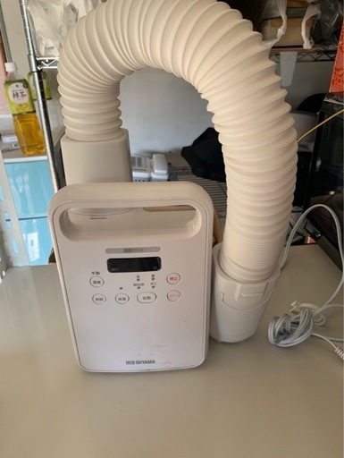 【キャンペーン中】B10　アイリスオーヤマ ふとん乾燥機 カラリエ KFK-104C-W