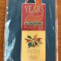 1998年長野オリンピック公式ライセンス商品、キーホルダーとピンバッジの二点の画像