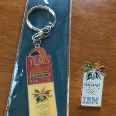 1998年長野オリンピック公式ライセンス商品、キーホルダーとピン...