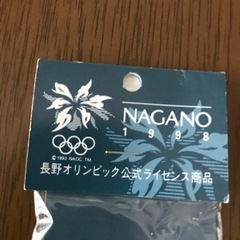 1998年長野オリンピック公式ライセンス商品、キーホルダーとピンバッジの二点の画像