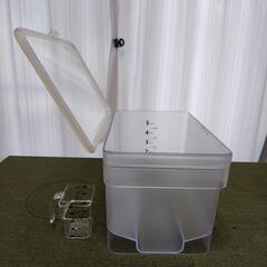 6L米びつ(容量:約5kg)と計量カップ(180ml)のセットの画像