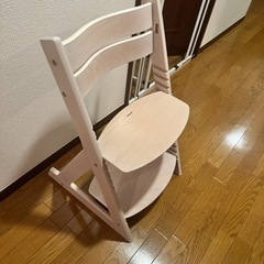 ストッケ風ピンクの子供椅子の画像