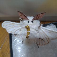 蛾売りおじさん 蚕ブローチ