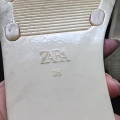 ZARA  ラバーフィニッシュフラット クロスサンダル　36の画像