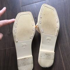 ZARA  ラバーフィニッシュフラット クロスサンダル　36の画像