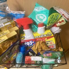 インスタント食品や虫よけスプレー、掃除用品など