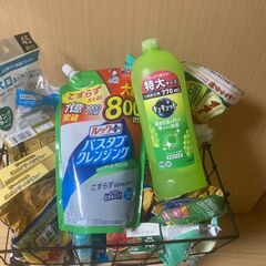 インスタント食品や虫よけスプレー、掃除用品などの画像